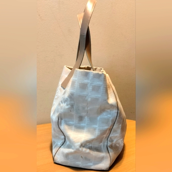 CHANEL Travel Ligne Tote - Picture 4 of 16